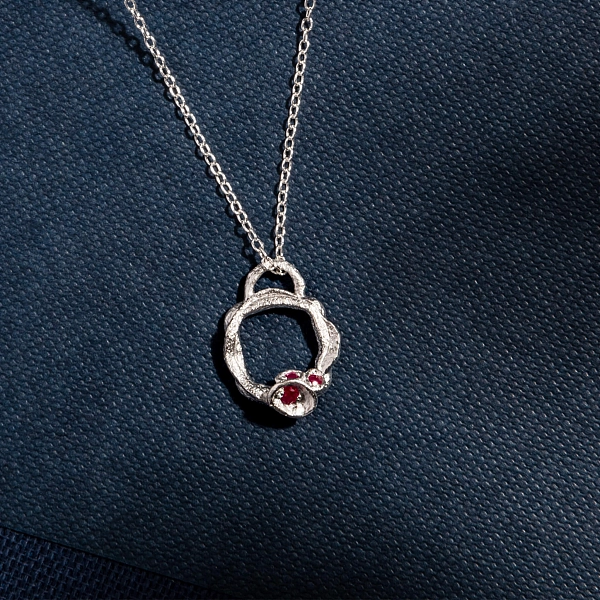 红宝石和银色小树枝永恒项链