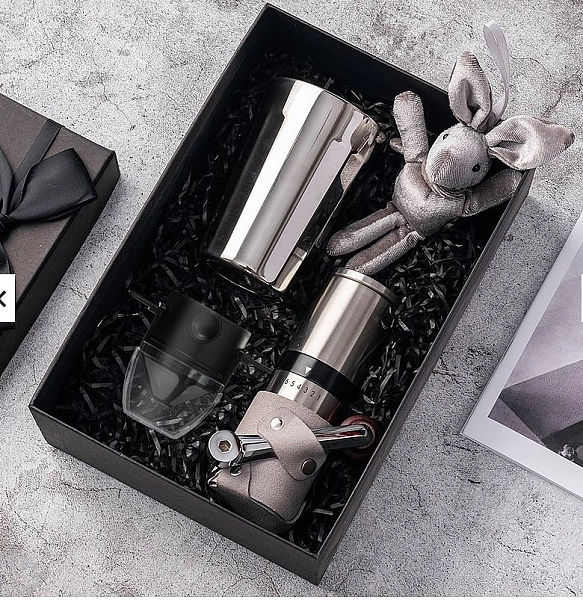 咖啡套装 - 咖啡研磨机、滴头和标志性马克杯